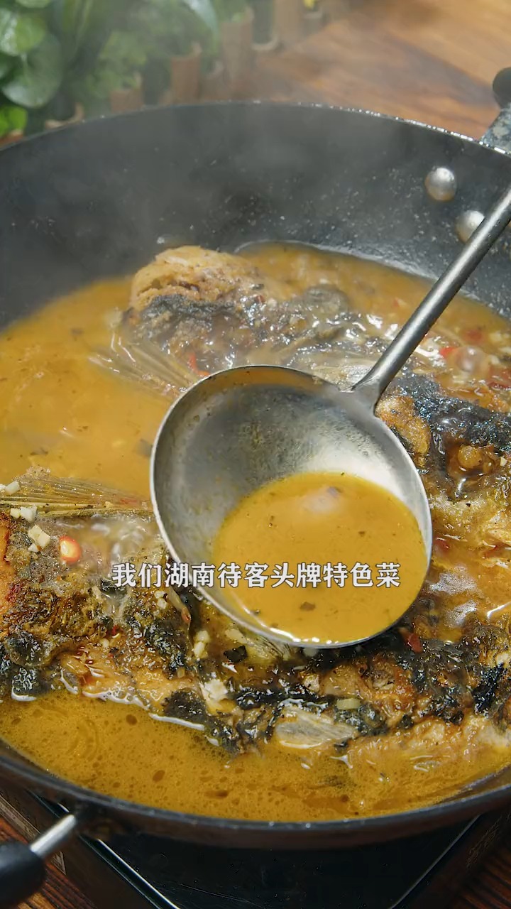 #美食#湖南特色紫苏焖鱼头,做法简单又美味,真的太好吃了,汤汁泡饭都能吃2碗。