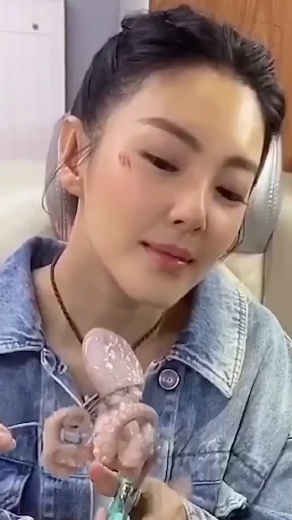 张雨绮,直播剪八抓鱼,暗示罗志祥,?张雨绮剪八爪鱼,罗志祥道歉