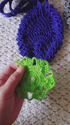 #传艺计划#美人鱼手机包教程6:两个辫子针过度到另一面,钩法和前面的一样,钩好三个花瓣