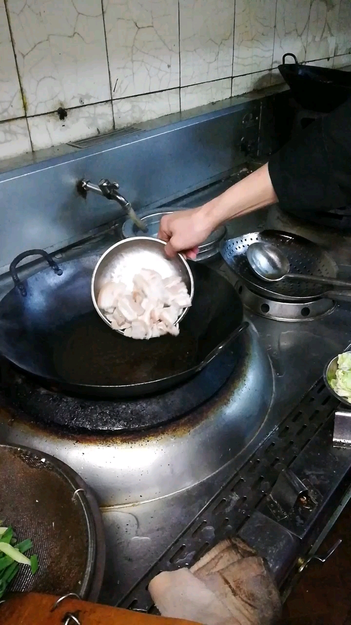 回锅肉顾名思义是回过锅的肉