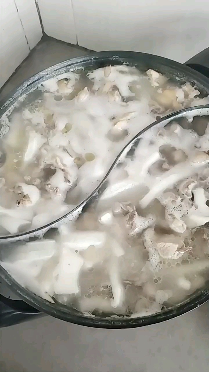 椰子肉煮鸡肉和排骨,好香!