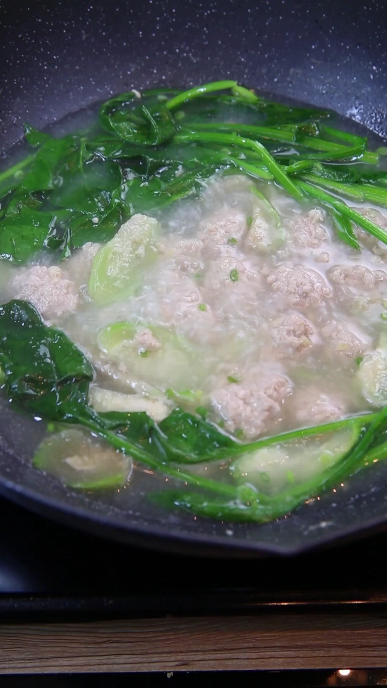 #美食#不加鸡蛋和淀粉也能做出鲜嫩的肉圆子汤,窍门就是加水逆时针快速搅拌五分钟
