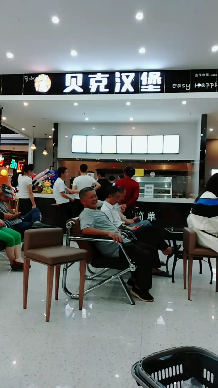 今天超市的人很多热闹 