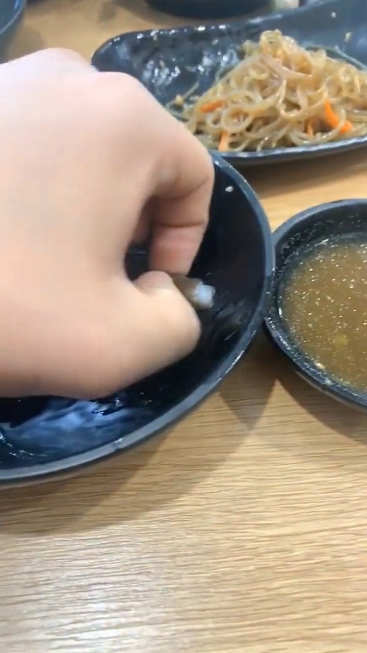 在韩国买的章鱼,结果吸附在盘子根本夹不动!真庆幸没有吃肚里