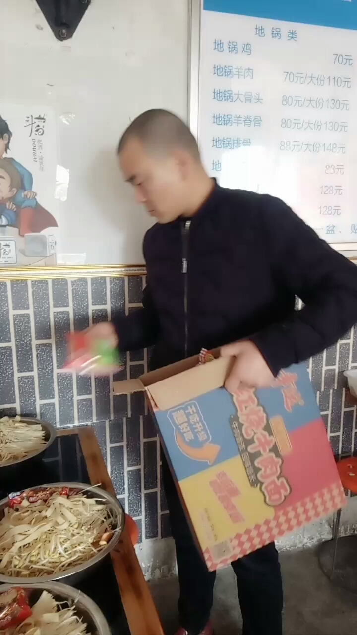 老板很大方 小时候的味道幸运方便面都用上了 而且免费送