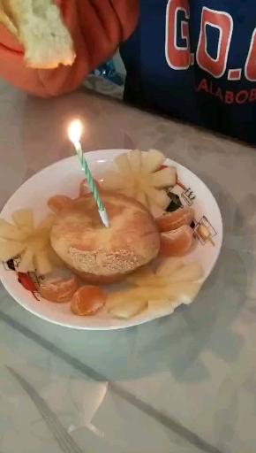 #家有萌宝#熊孩子自制的生日蛋糕,还挺享受的,帮妈妈省了不少人民币