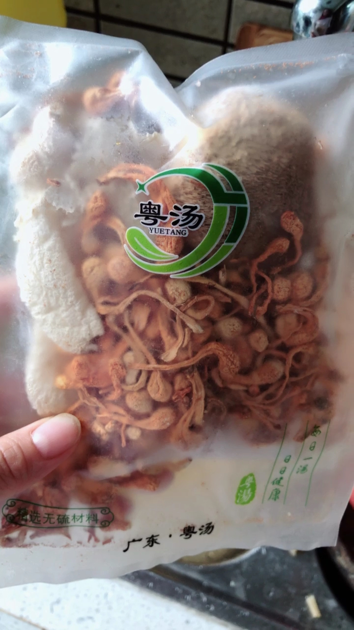 竹荪汤配苹果排骨超级美味。