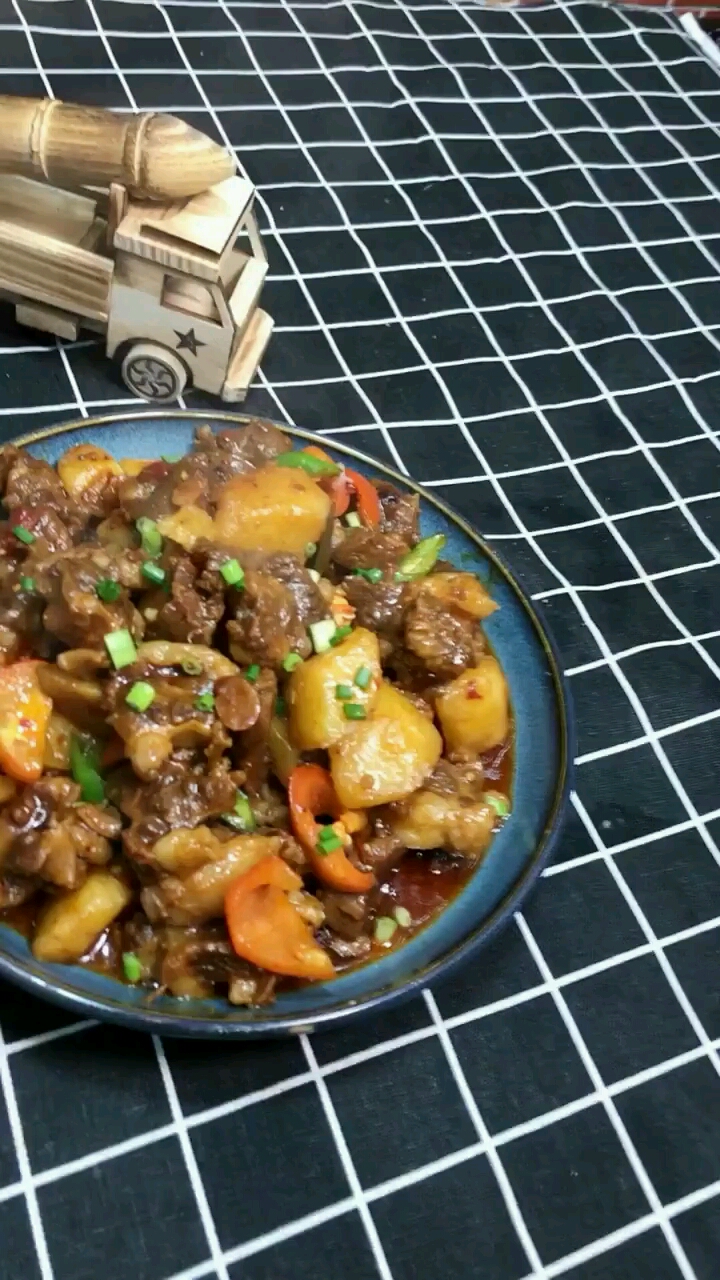 牛肉烧土豆做法:腩切块煮出血末洗净,锅烧油放姜,豆瓣酱,火锅底料炒出红油加牛肉,