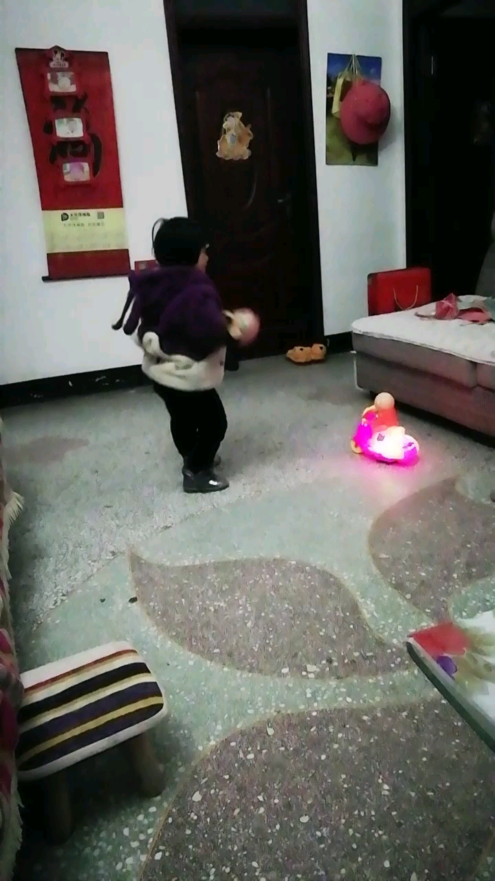 头上还贴着退烧贴呢,精神还这么好