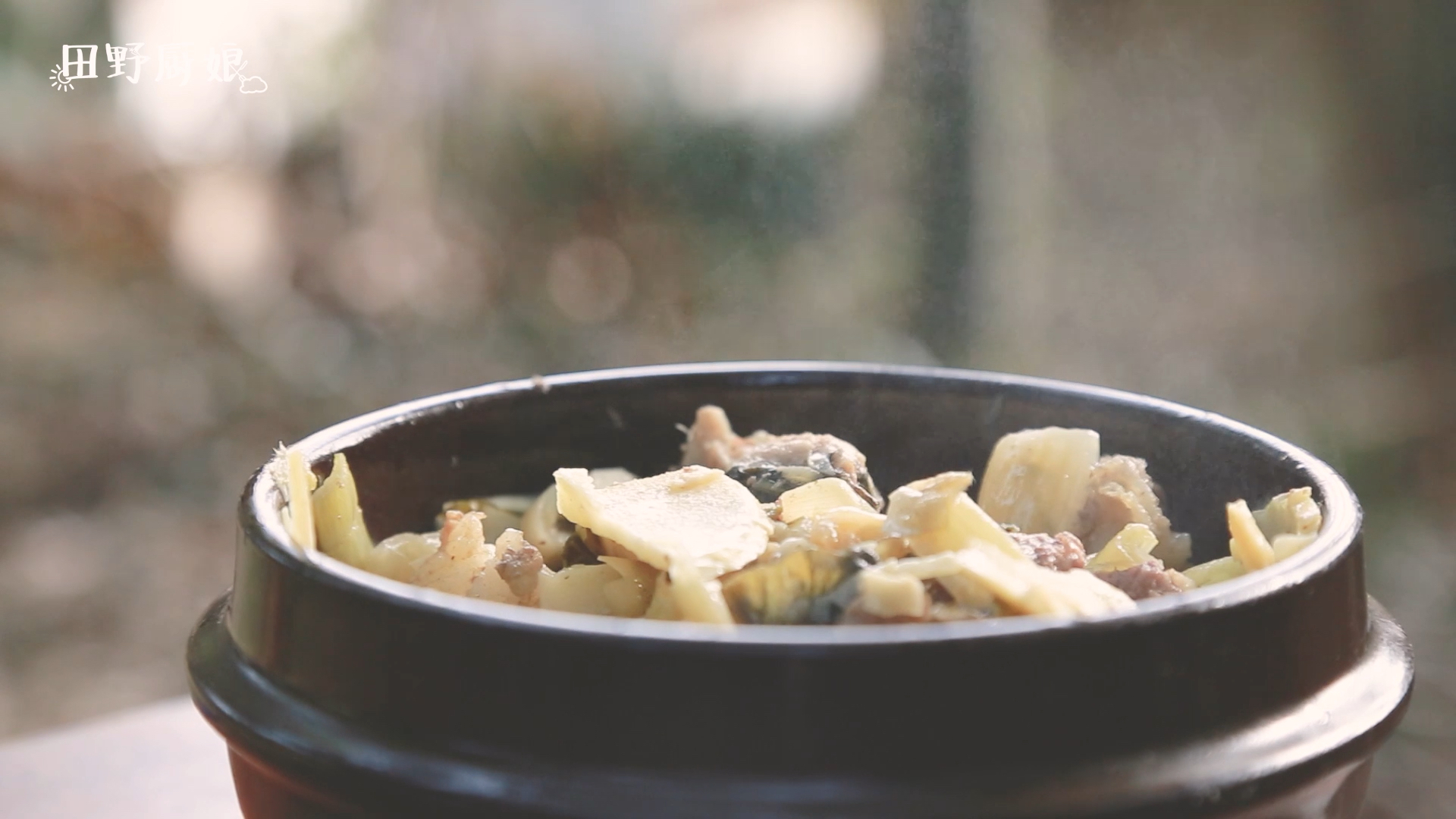 #食神大PK#农家冬笋烧肉无敌下饭!鲜美的冬笋加上自家腌制的咸菜就是绝佳配料!连狗子都被吸