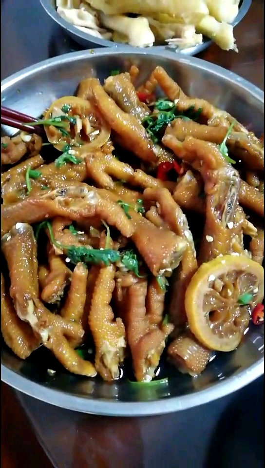 #过年你家吃什么#回娘家,大嫂做的饭菜,家乡特色菜猪仔肉,配的汤叫猪仔水酸甜,柠檬鸡脚也好