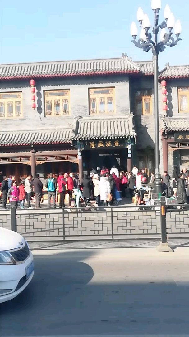 排队100多人买隆盛糕点 