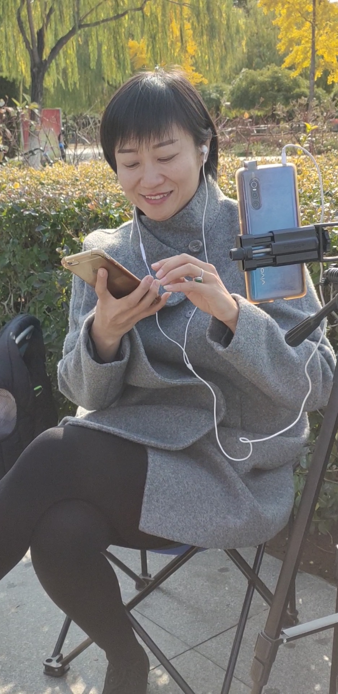 #你喜欢的样子我都有#小芳美女让秀时尚美女带两个菜包子回来