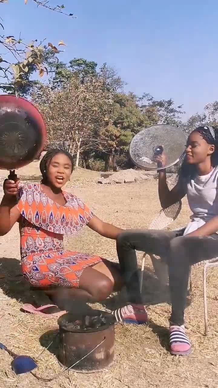 中国小伙去非洲旅游,两位美女现场展示油炸爆米花,场面惨不忍睹