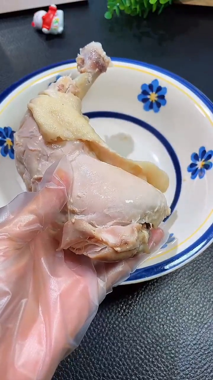 #美食记#小孩子体质比较差的,可以用鸡腿这样给他做,附赠一份柠檬手撕鸡教程