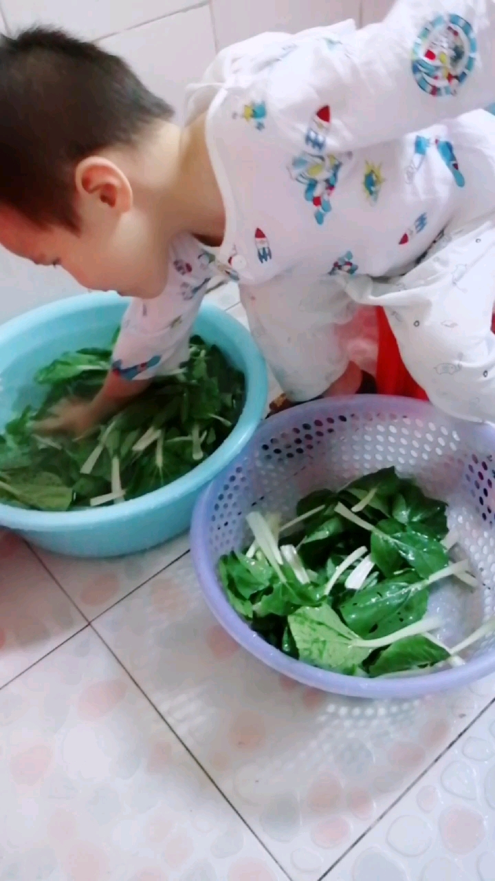 我会帮妈妈洗菜啦,喜欢我的叔叔阿姨哥哥姐姐多多点赞哦