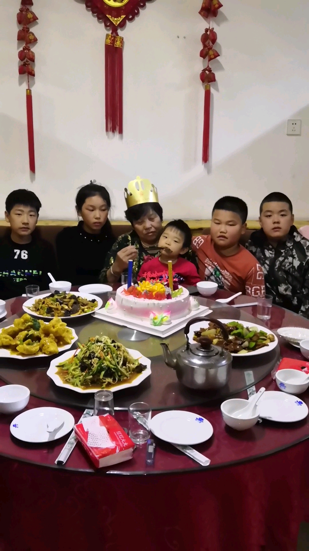 妈妈都六十多岁了还是第一次吃到自己的生日蛋糕,祝妈妈身体健康永远开心!