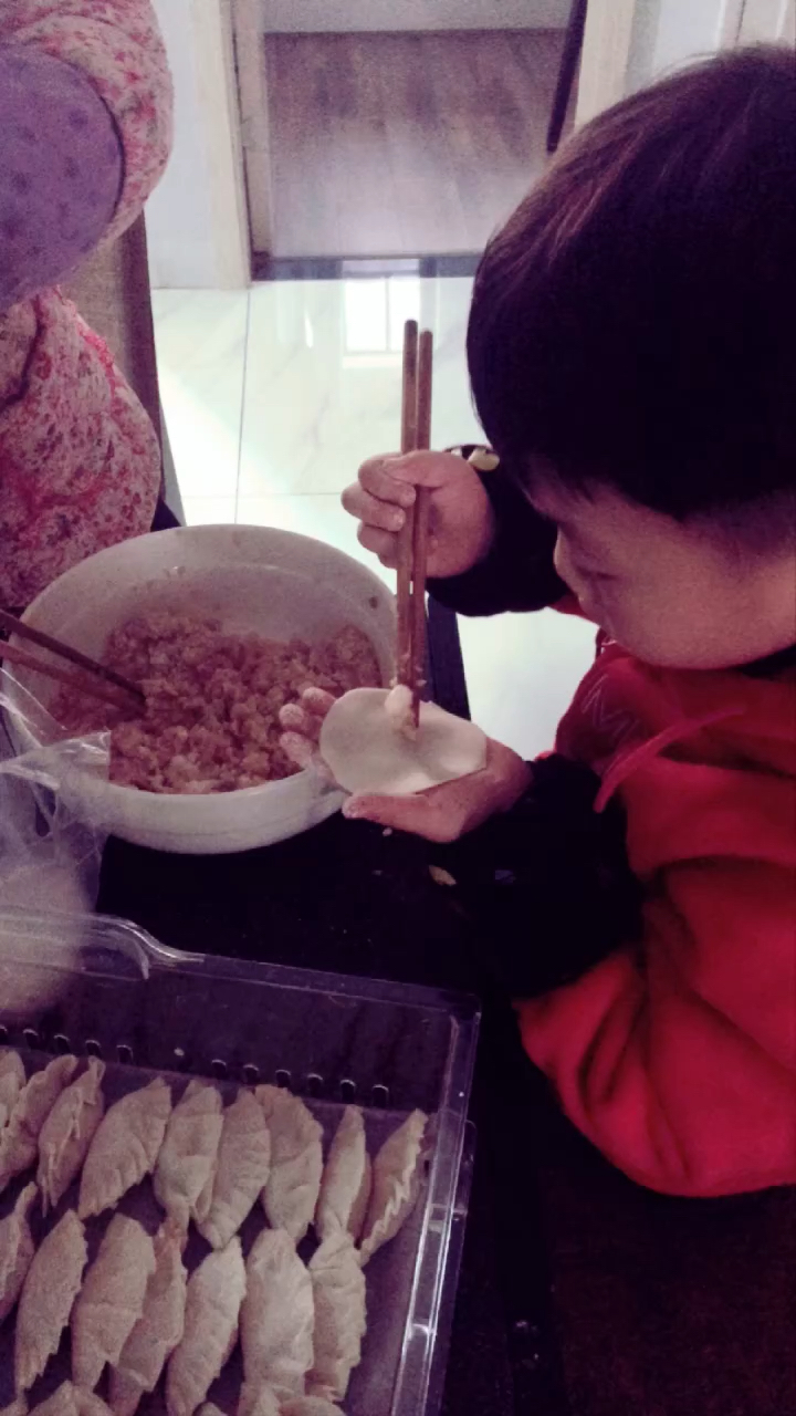 包饺子君