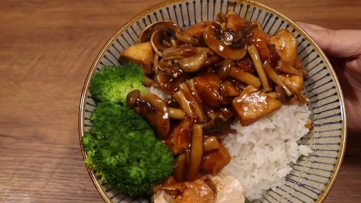 #家常菜#1分钟学会做鸡肉菌菇盖浇饭,吃完回味无穷!!