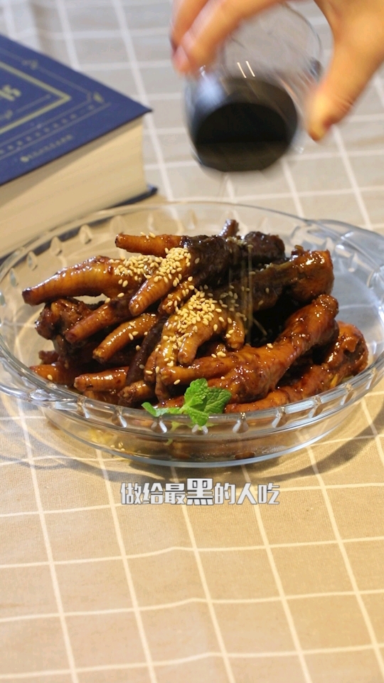 #过了腊八就是年#女朋友黑这个秘密我给谁都没说,能美白的香辣鸡爪,给最爱(黑)的人吃