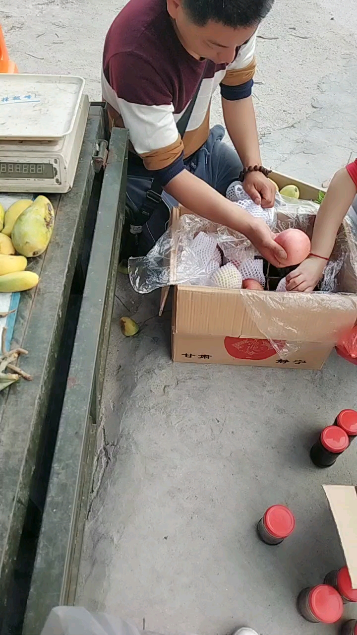 三个苹果11块钱,三个小的