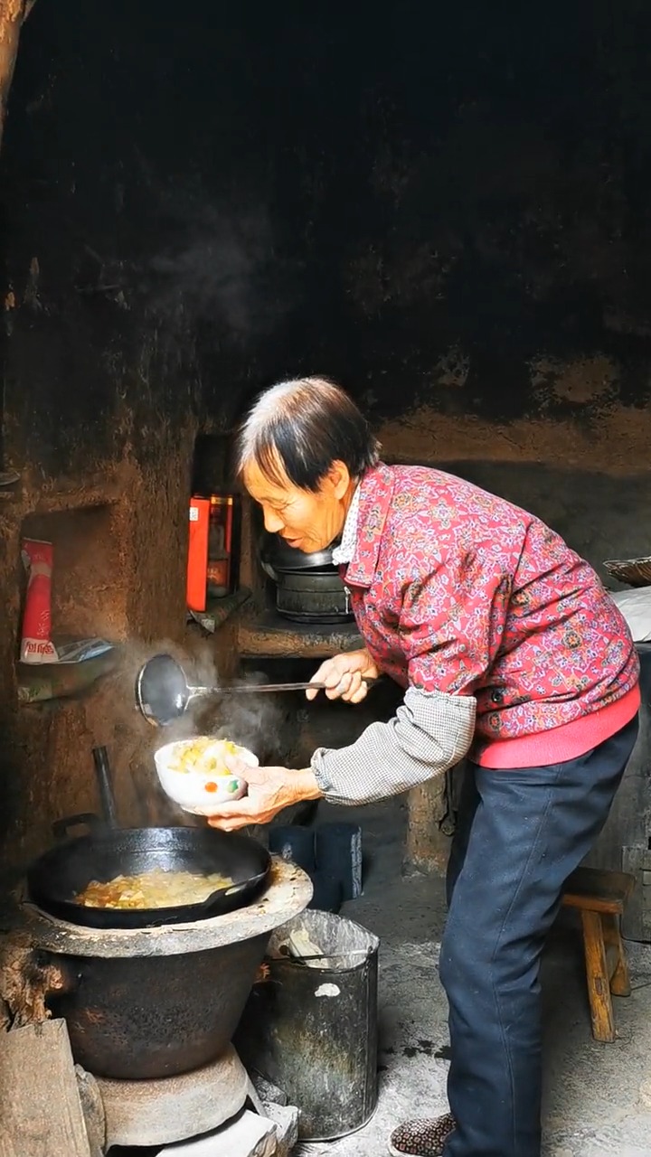 粉条白菜萝卜豆腐土豆,一锅炖,半年吃不了三次肉,祖祖辈辈就这习惯