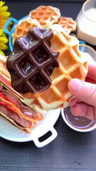 华夫饼、三明治搭配香浓奶茶,孩子超喜欢这样的早餐##美食推荐官#东菱三明治早餐机
