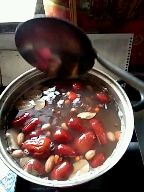孩子坐月子奶不够吃红枣,小红豆,红皮花生,枸杞,红糖,大枣煮水喝用下奶又不气补血