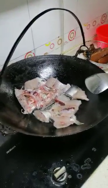 尾哥爱做菜,晚上新鲜的水煮雄鱼,喜欢的,请关注!