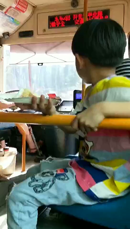 外婆生日,幼儿园正好发的蛋糕,儿子就这样一路举着要给外婆送去,细微的举动特别有爱