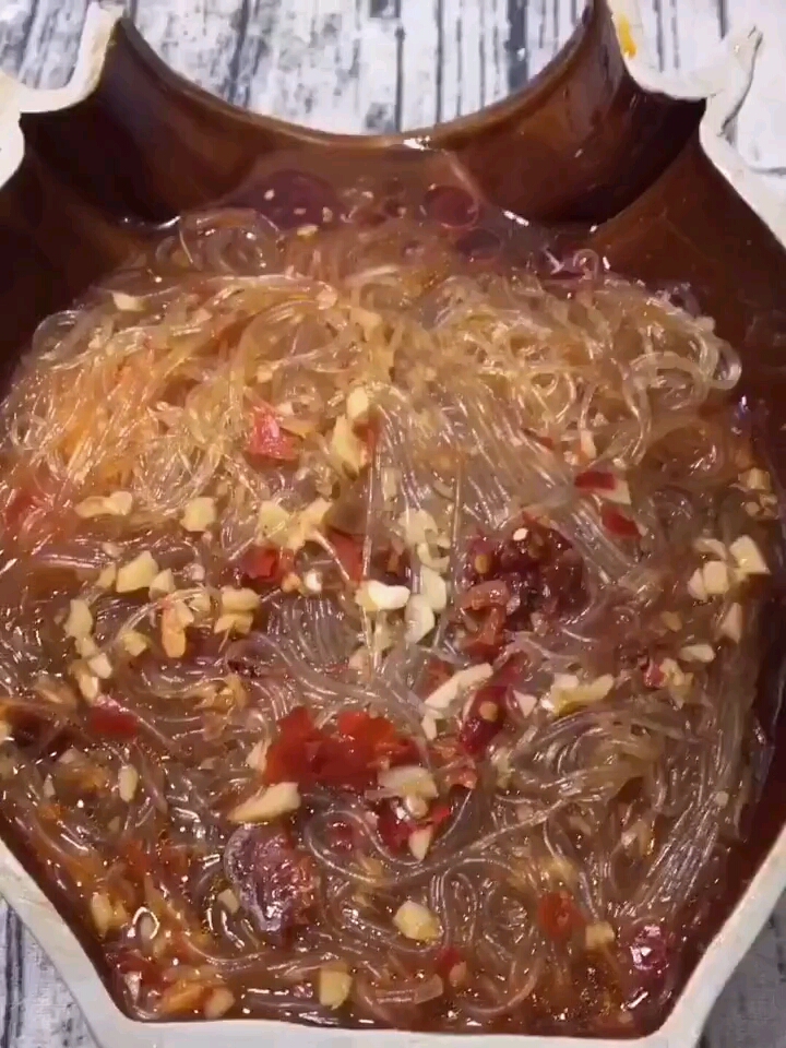 备料:干粉丝!做法:粉丝提前温水浸泡一个时,锅热油放姜蒜,豆瓣酱炒出红油,加水,