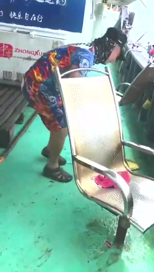 #搞笑段子#钓上了这么大的鱼,口感不好,钓鱼人准备放生了