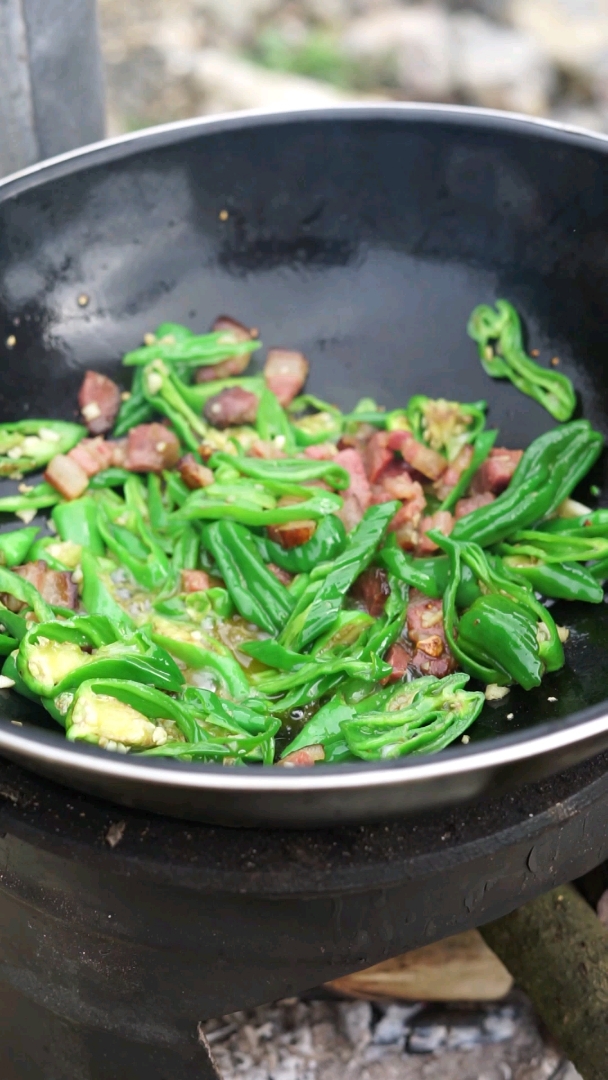 农村版青椒腊肉盖浇饭,自己的腊肉自己的辣椒,享受健康生活