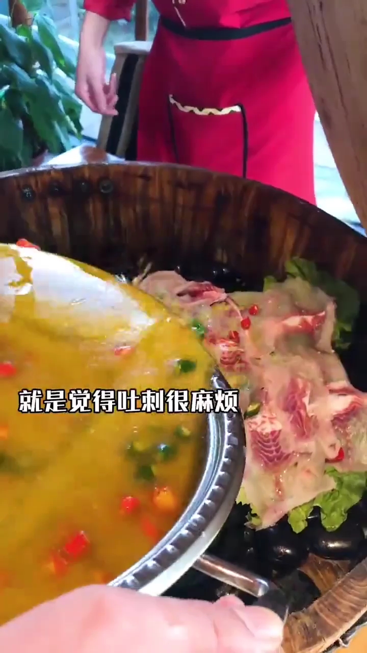 你们的男神是彭于晏吗?这家店名叫盆鱼宴～haha
