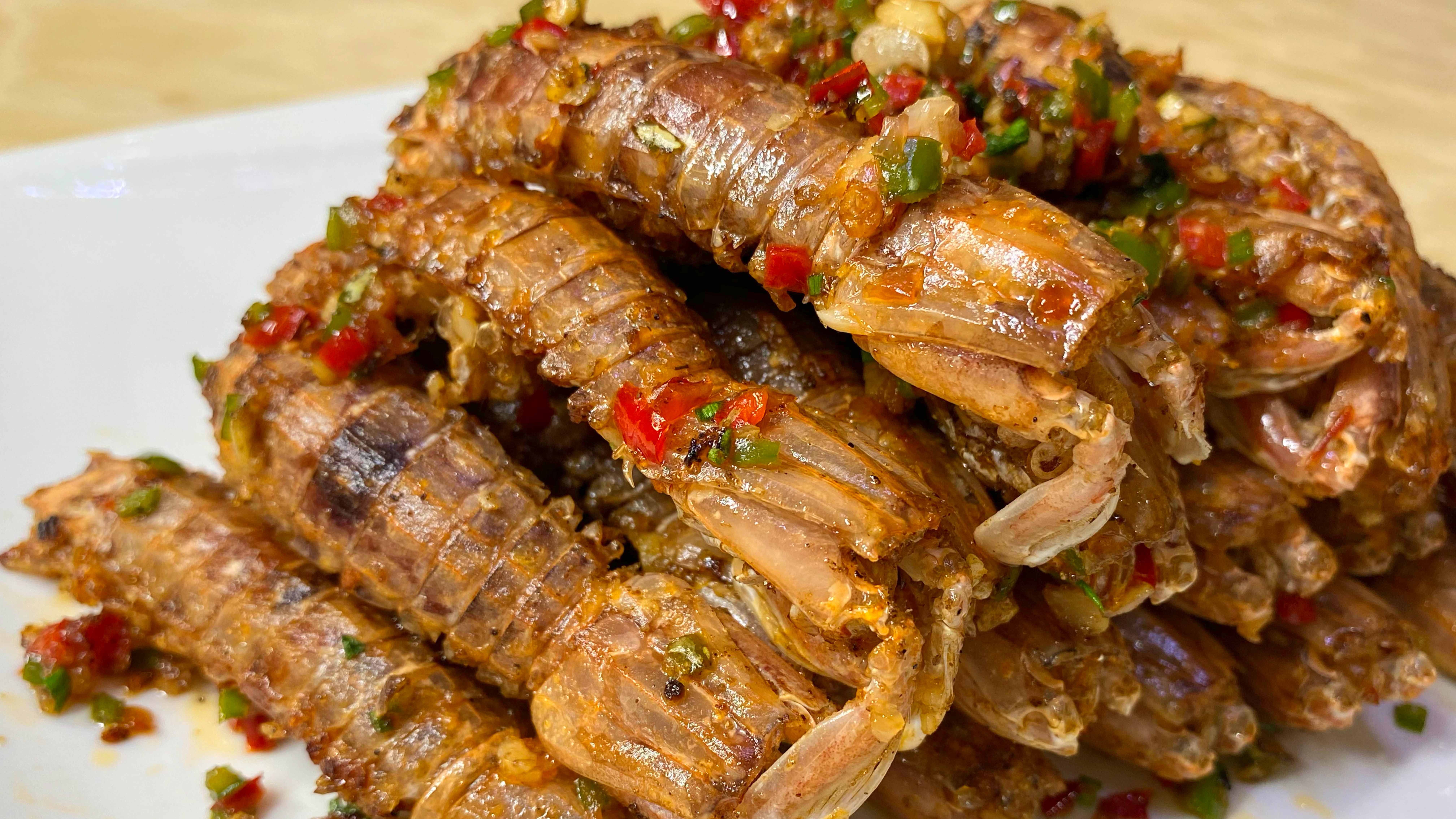 酥脆的椒盐濑尿虾怎么做?这种做法连壳也吃完了,超级下酒