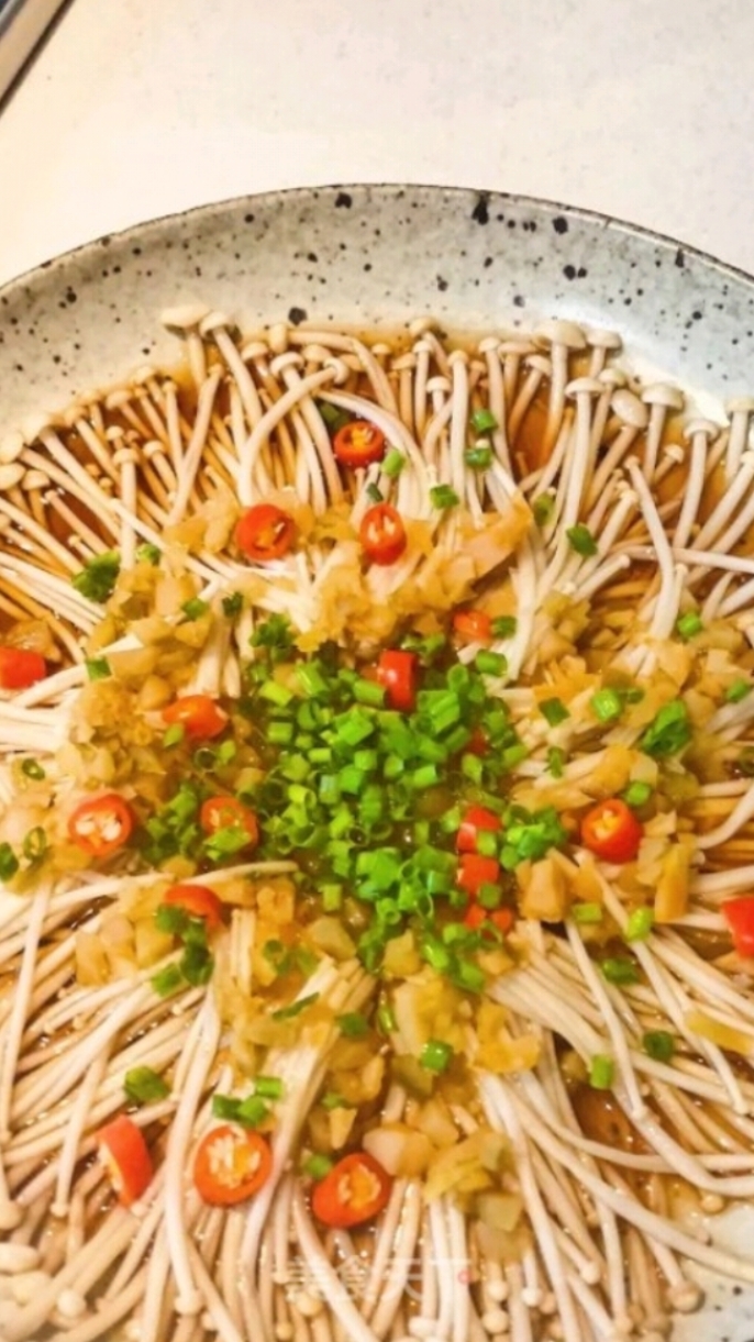 #秀出你的拿手菜#油泼榨菜金针菇，吃了不胖哦。