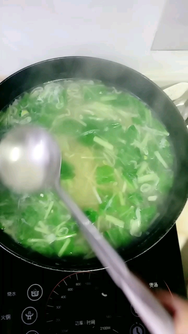小白菜土豆丝汤,用骨头汤做的。