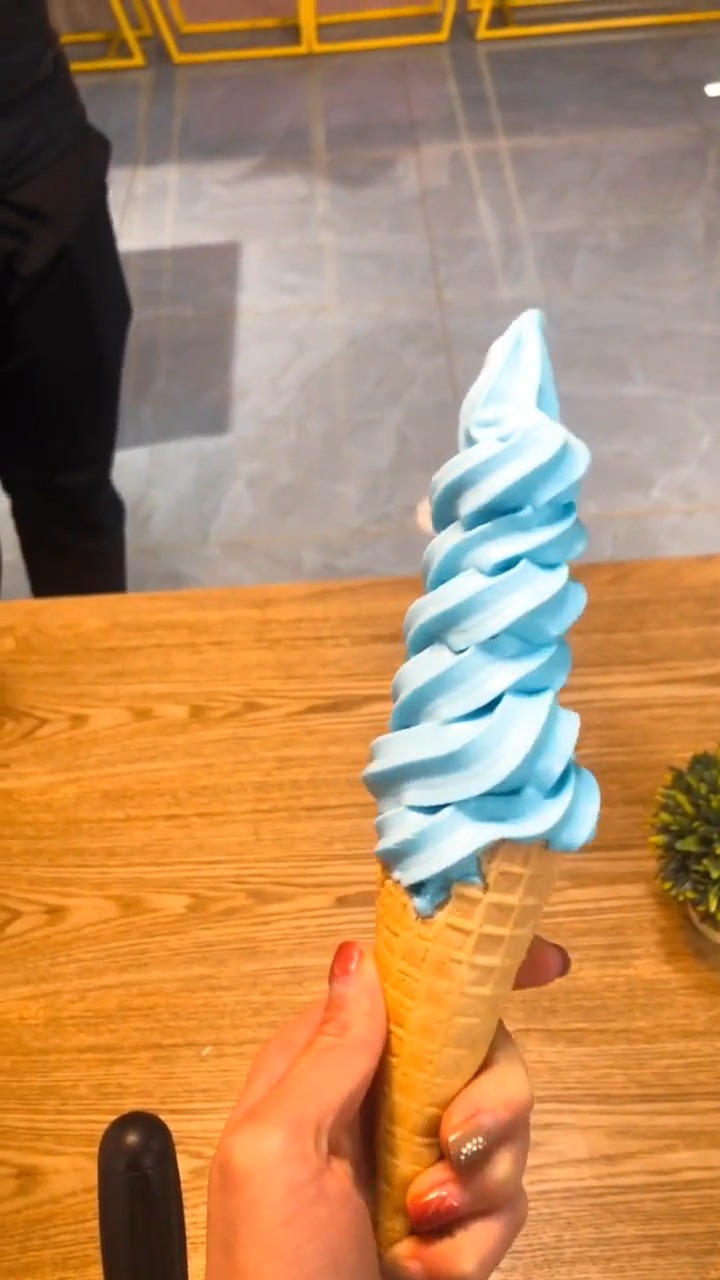 _酸奶蓝莓冰淇淋颜色太仙了酸奶口味的冰淇淋特别好吃有吃过的宝宝们