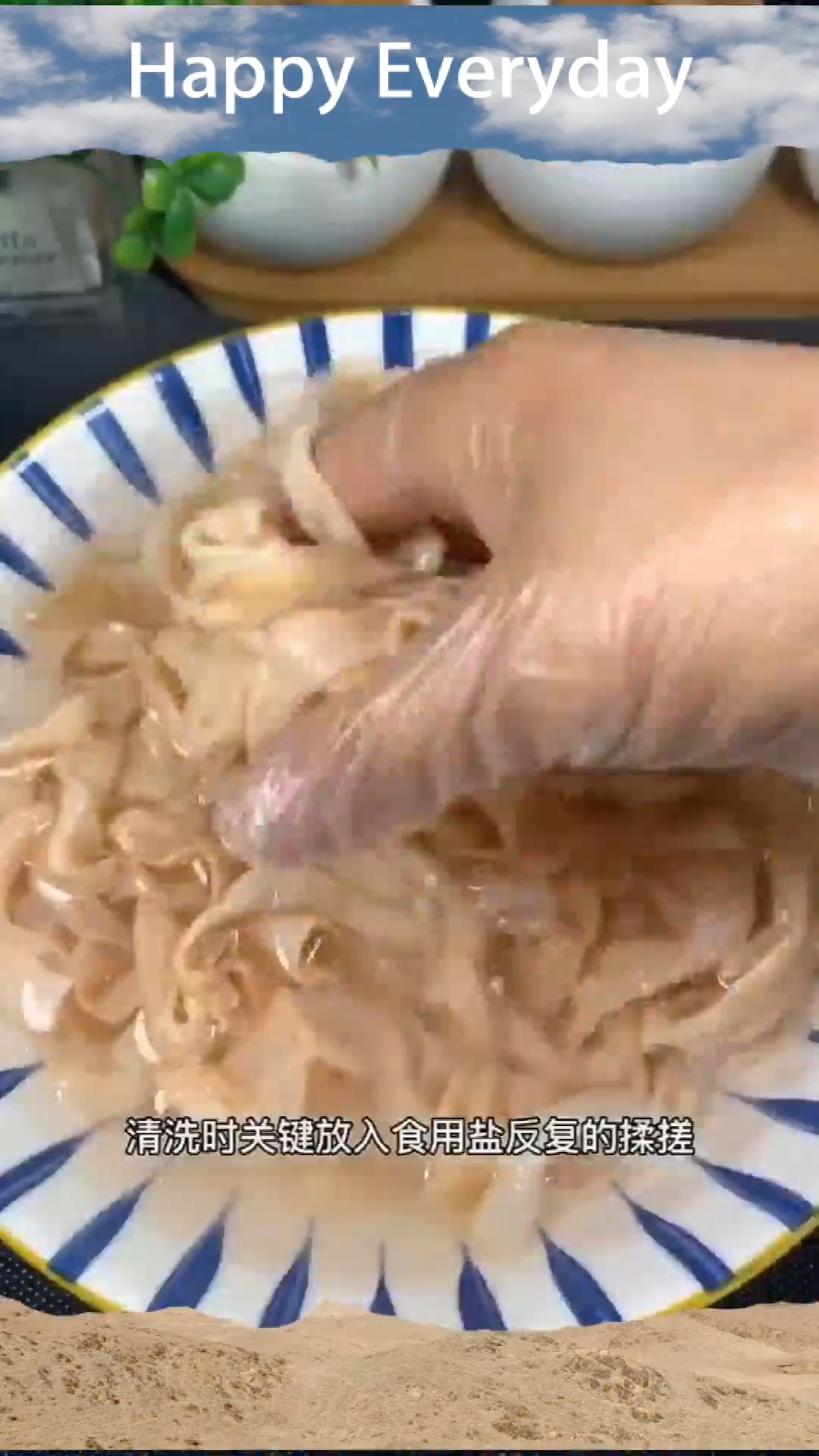 在家也可以做出好吃的麻辣鸭肠,做到简单,做饭小白一看就会