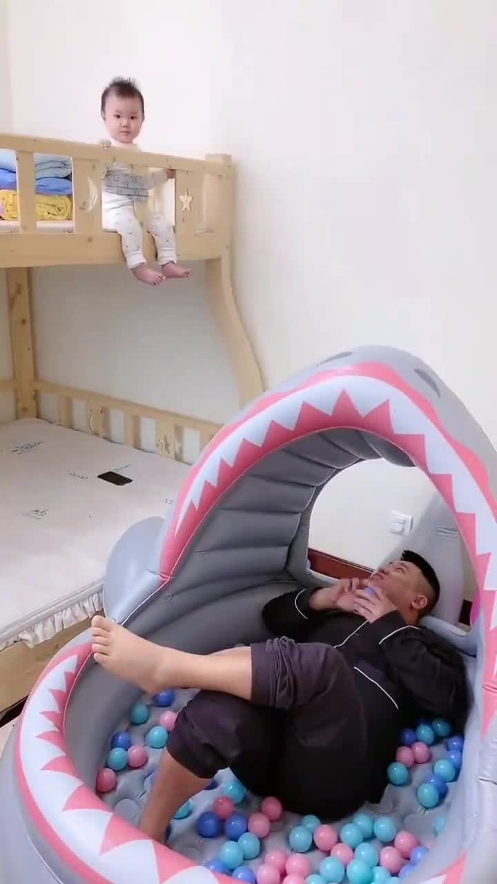 哈哈,这盆水泼的