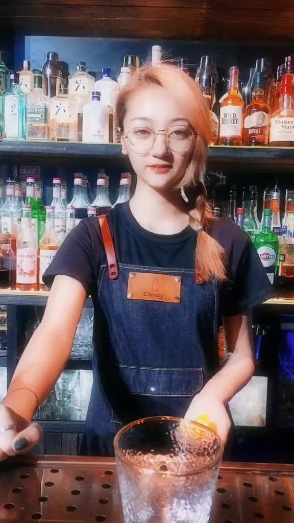 “喜欢一个人,会觉得他万丈光芒”。还是用一首我喜欢的音乐吧#调酒师#鸡尾酒@Bar调酒师妞