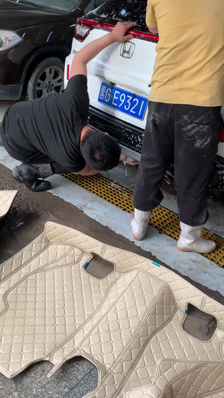 刷车的小哥哥人还真是好呢 给我的小泥鸭也洗了个澡 洗完又是一只干净的小鸭子