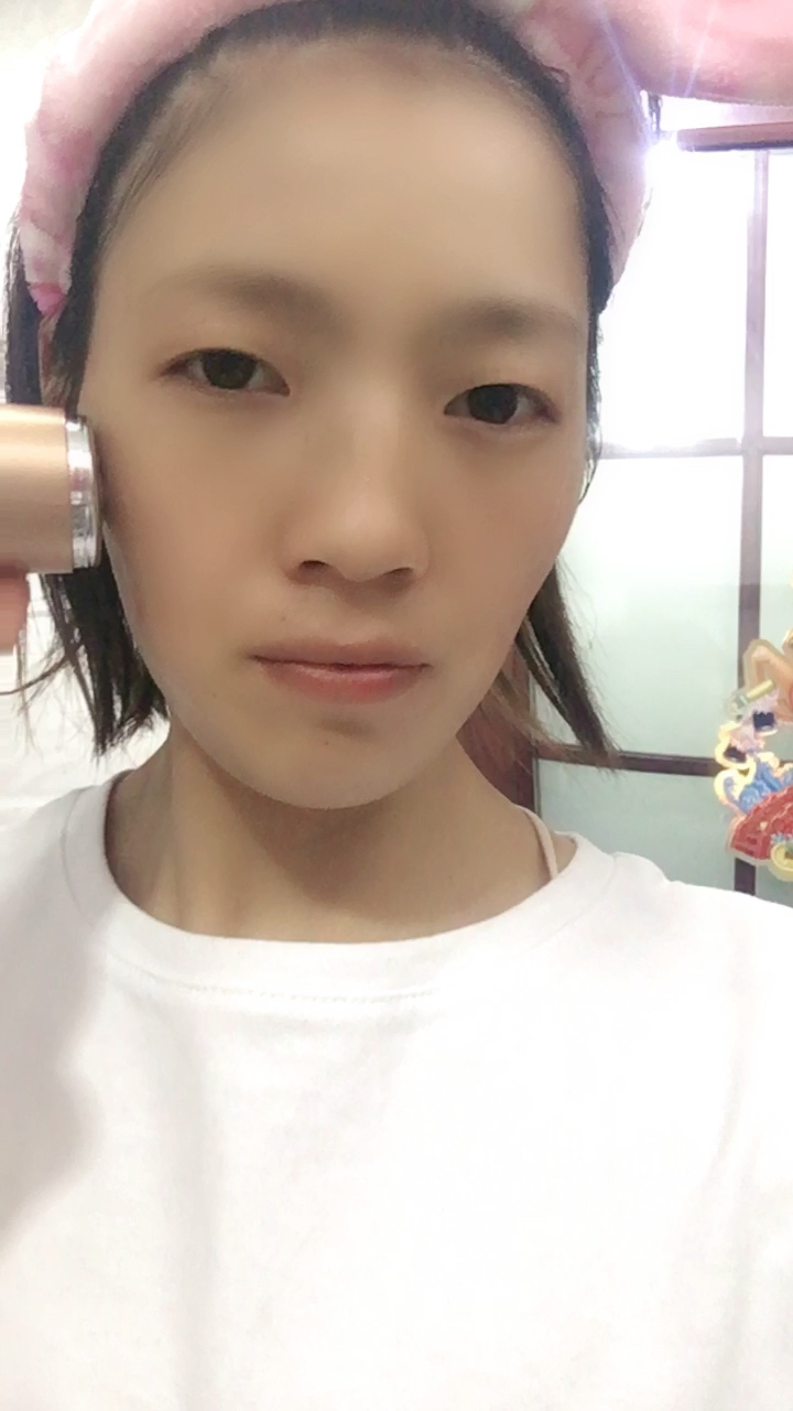 经朋友介绍这小东西,用不到一个月就把脸上的斑点去掉的这么干净,细纹也不见了,