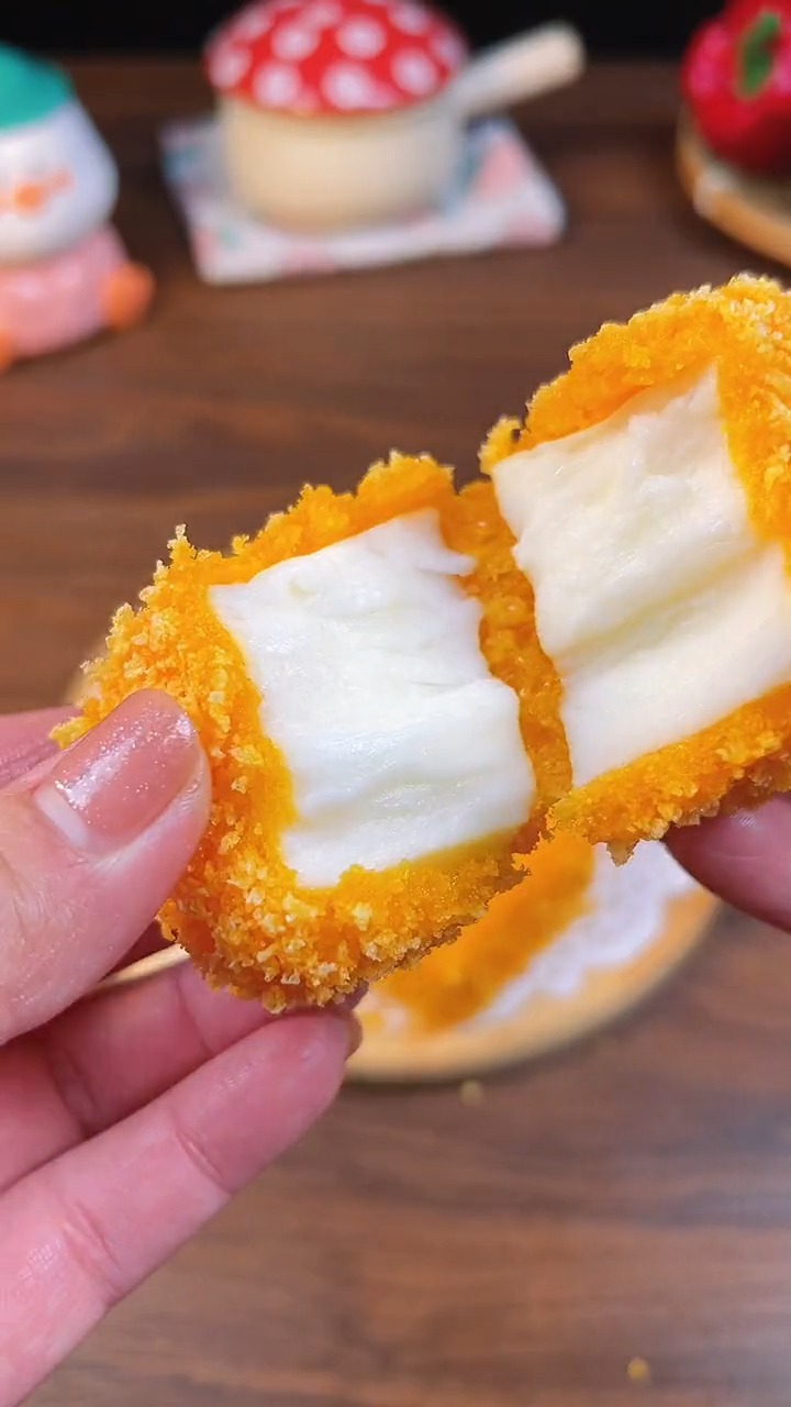 #美食#酒店大厨做的脆皮炸鲜奶总是那么受欢迎,其实做法很简单,只要你点开看,肯定能学