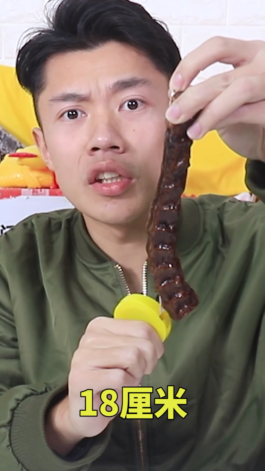#舌尖上的旅行#这才是鸭脖子的真正长度!18厘米的香辣鸭脖,吃了我半个小时!