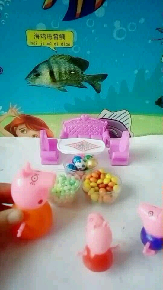 佩奇乔治放学回到家就想吃东西。