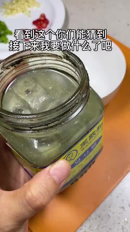 夜市摊最火的臭豆腐,今天在家做了家庭版的,香臭香臭的,满屋飘“香”有没有跟我一样好这口的