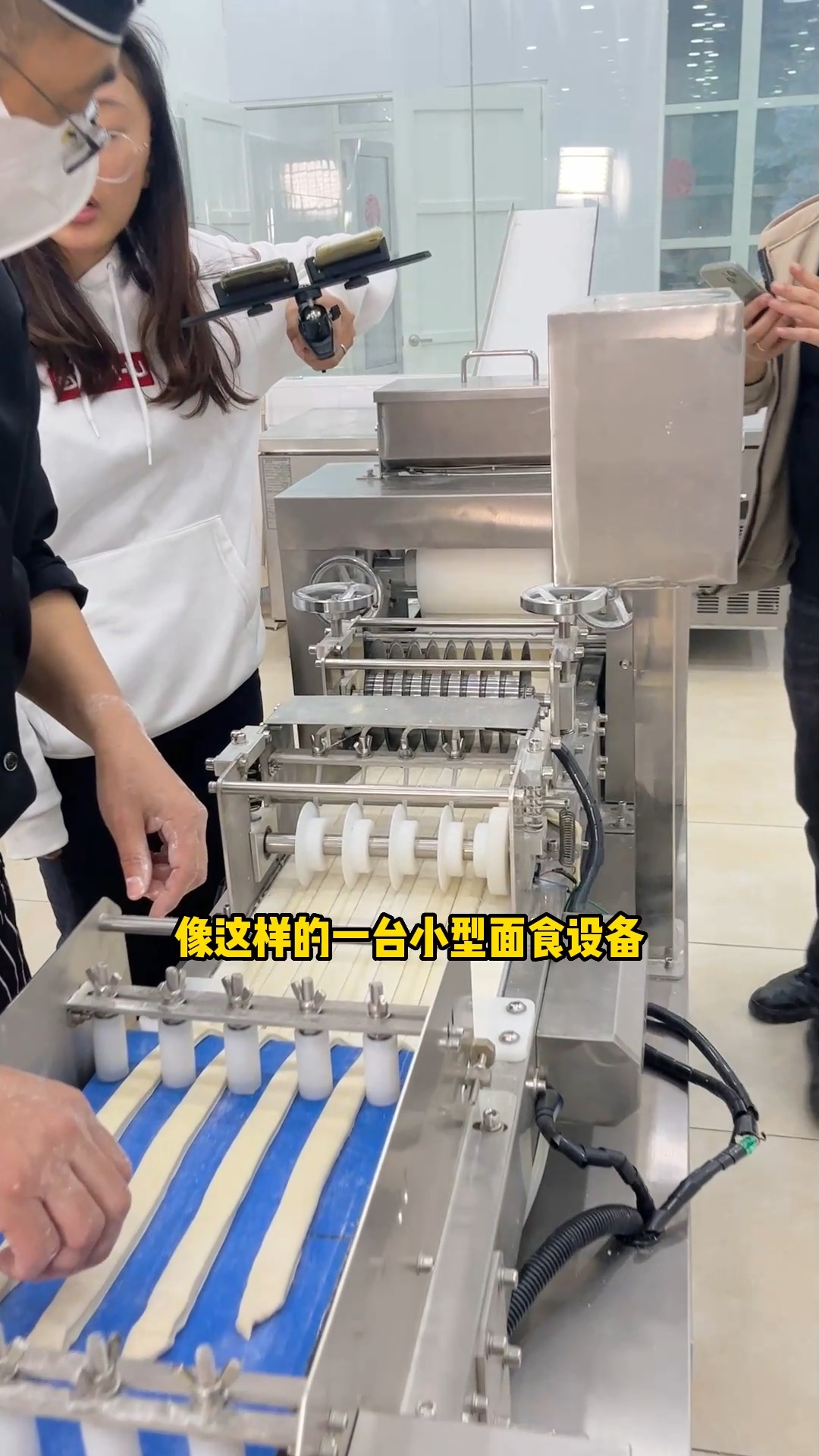不用愁没有人手,使用机器也可以做出来油条了,一小时3000根左右