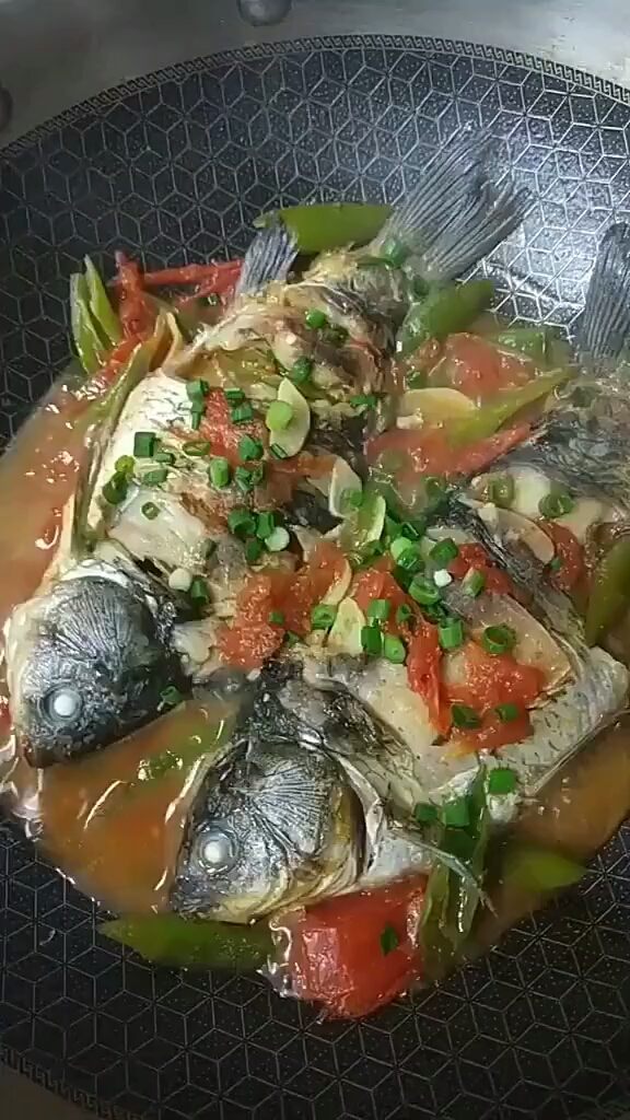 番茄闷鲫鱼,好吃又美问。