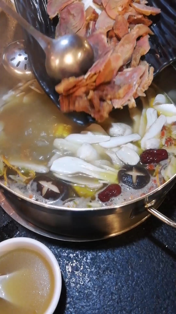 山珍跷脚牛肉汤锅